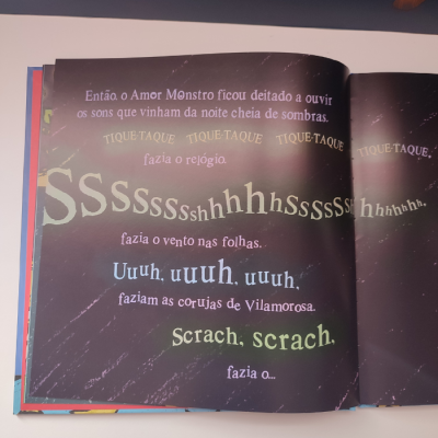 Página de livro infantil com texto colorido e artisticamente disposto para representar sons.