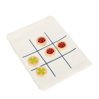 Jogo da velha com peças de madeira decoradas sobre saco branco