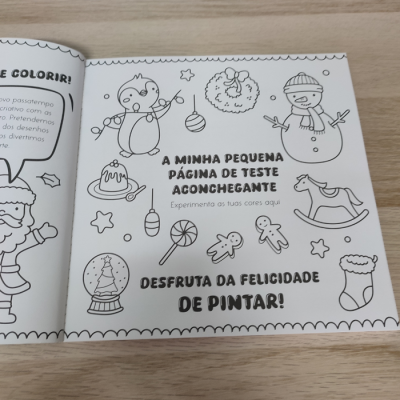 Livro para colorir com desenhos natalícios e texto em português.