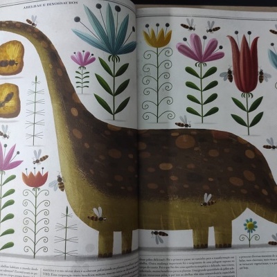 Ilustração de dinossauro com flores e insetos num livro aberto