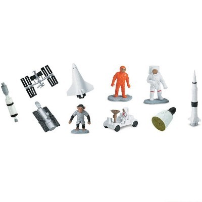 Miniaturas espaciais incluindo astronautas, foguetes, estação espacial e veículo lunar.