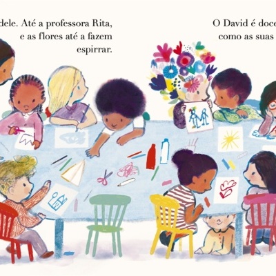 Crianças a pintar e desenhar à mesa com professora e gato