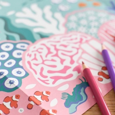 Desenho de corais e peixes com lápis de cor rosa e roxo