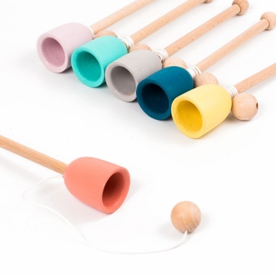 Bolas de madeira coloridas em paus de madeira clara