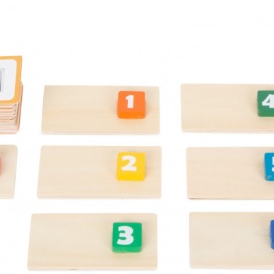 Materiais educativos de madeira para cálculo com fichas numeradas coloridas e ampulheta.