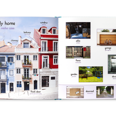 Livro infantil aberto mostrando casas e palavras em inglês e português