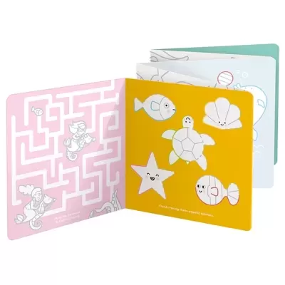 Livro infantil colorido com jogos e desenhos em páginas de cartão