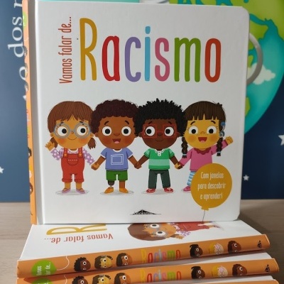 Capa de livro infantil Vamos falar de... Racismo com ilustrações de quatro crianças diversas e texto em português.