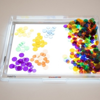 Caixa de luz transparente com discos coloridos translúcidos empilhados