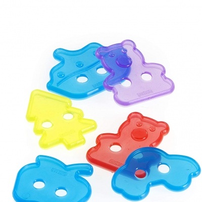 Moldes de plástico colorido translúcido em formas de animais e árvores