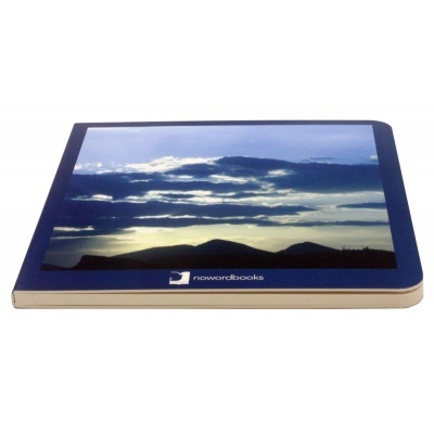 Tablet com moldura azul e imagem de céu com nuvens e montanhas no ecrã