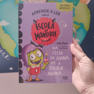 Capa de livro infantil roxa com ilustração de monstro verde com cabelo roxo e vestido vermelho