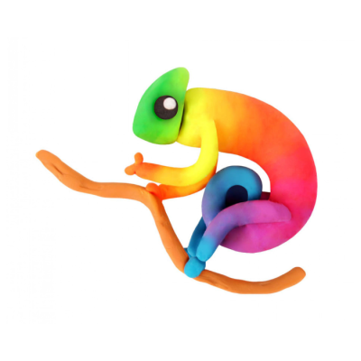 Boneco de camaleão colorido em fundo branco sobre uma rama