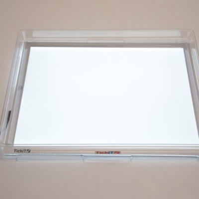 Mesa de luz retangular iluminada com texto TickiT®