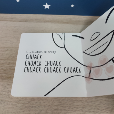 Página de livro infantil com texto e ilustração simples a preto e corações rosas