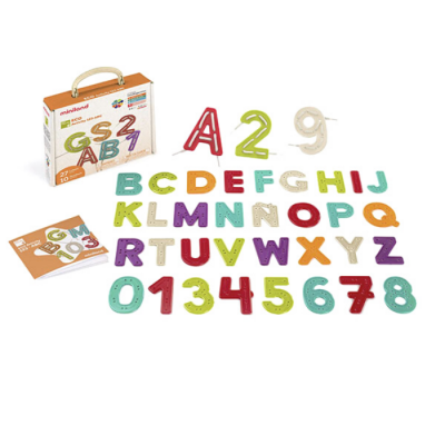 Números e letras coloridos de material perfurado para crianças com mala de transporte e manual.