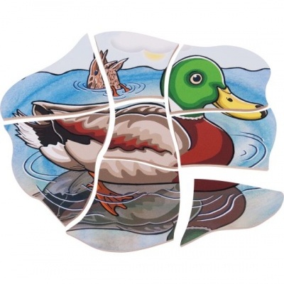 Quebra-cabeça de pato a nadar numa lagoa azul com coelho ao fundo.