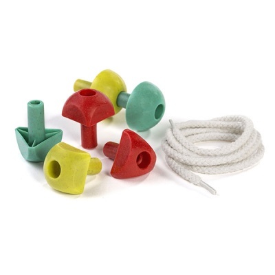 Peças coloridas de plástico e cordão branco enrolado