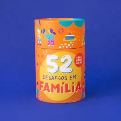 Caixa cilíndrica laranja e amarela com texto e ilustrações coloridas em fundo azul