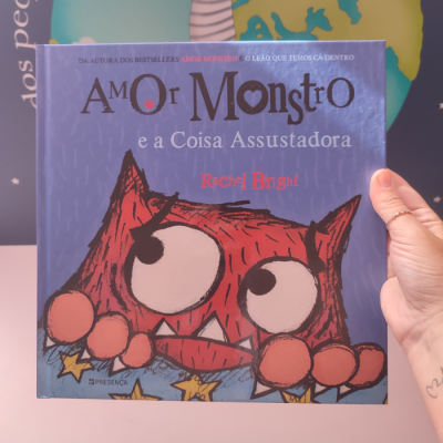 Capa de livro infantil 'Amor Monstro e a Coisa Assustadora' com ilustração de monstro vermelho em fundo azul