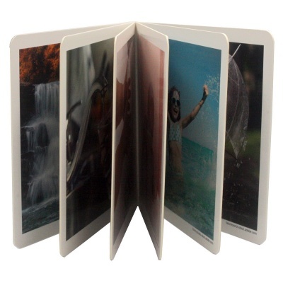 Livro de fotografias com cinco painéis e várias imagens visíveis