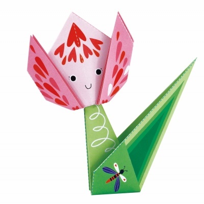 Figurinha de origami rosa e verde em forma de flor com rosto sorridente e desenho de inseto