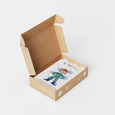 Caixa de cartão castanha aberta com uma caixa branca ilustrada dentro