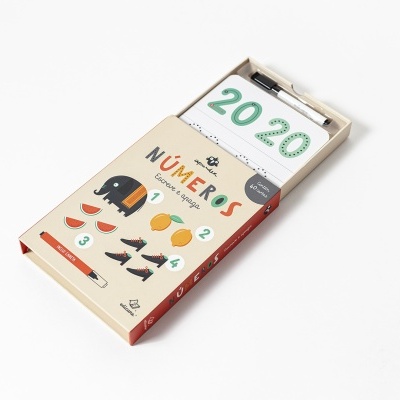 Jogo educativo NÚMEROS em caixa de papel com ilustrações e números coloridos