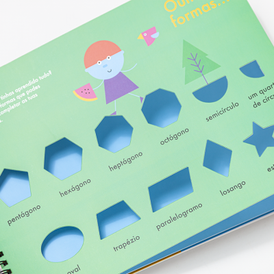 Livro interativo com recortes de formas geométricas e texto em português europeu