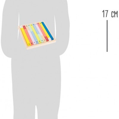 Xilofone colorido em madeira segurado por silhueta cinza de criança com escala a 17 cm.