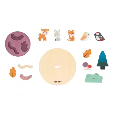 Peças coloridas de brinquedo de madeira com tema de floresta e logo Janod® num círculo central