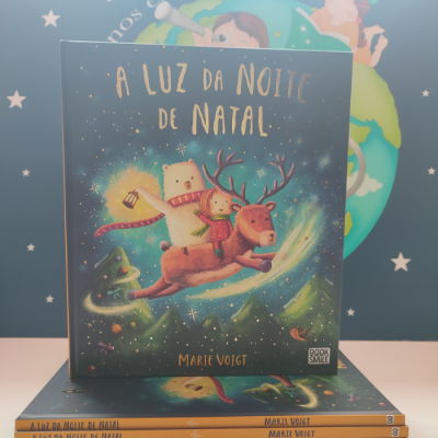 Capa de livro infantil A Luz da Noite de Natal com urso, rena e menino no fundo azul com estrelas