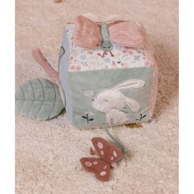 Brinquedo macio de cubo com bordados de coelho, folhas e flores em tecidos coloridos em tons pastel