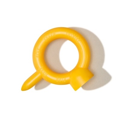 Objeto amarelo em forma de anel com tubo inclinado sobre fundo branco