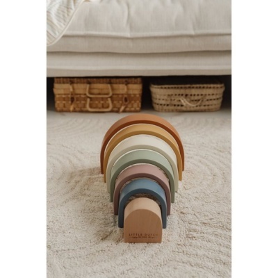 Conjunto de arcos de madeira coloridos empilhados sobre carpete clara