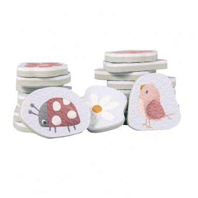 Peças de madeira com desenhos de joaninha, flor e pássaro