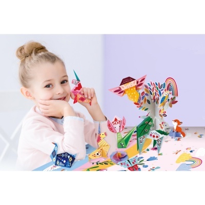 Menina a brincar com origamis de animais e flores coloridos