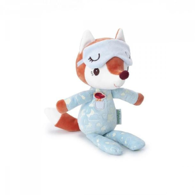 Peluche de raposa com máscara de dormir cinza e pijama azul com padrões brancos