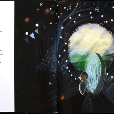 Ilustração de criança a olhar uma porta luminosa num livro infantil.