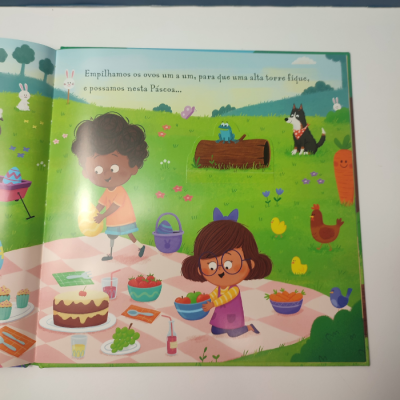 Página de livro infantil com crianças, animais e texto sobre ovos e Páscoa