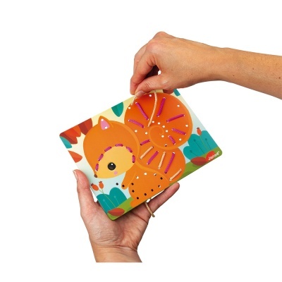 Cartão educativo com ilustração de esquilo e cordão para enfiar