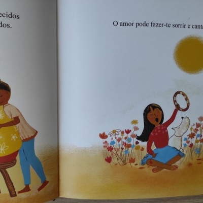 Página dupla ilustrada de livro infantil com mulheres e texto em português