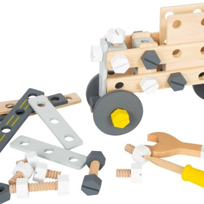 Conjunto de brinquedo de ferramentas e peças de madeira com carrinho montado