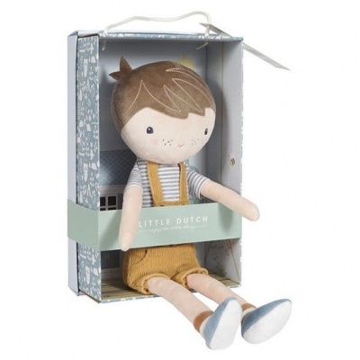 Boneco de pano com roupas amarelas e cinza numa caixa aberta