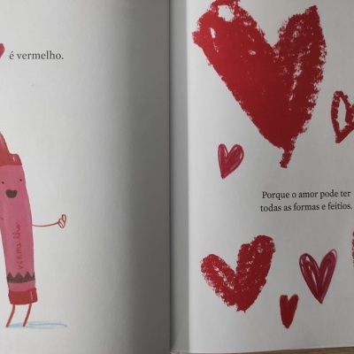 Ilustração de lápis cor-de-rosa e corações vermelhos em páginas de livro com texto em português.