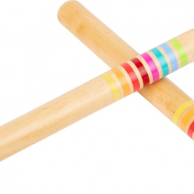 Par de baquetas de madeira clara com riscas coloridas