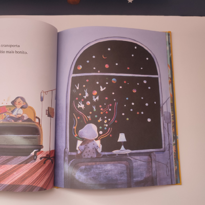 Ilustração de criança a olhar pela janela para céu estrelado e planetas num livro infantil aberto