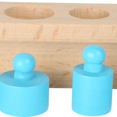 Peças cilíndricas azuis e base de madeira natural para encaixe