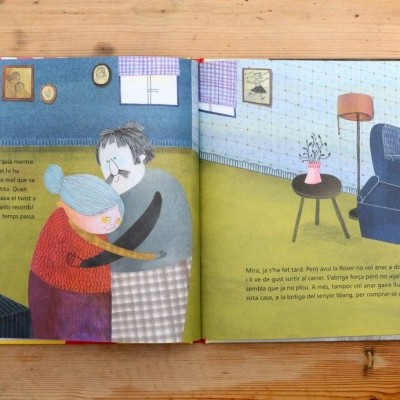 Páginas abertas de livro infantil ilustrado com pessoas e texto em português