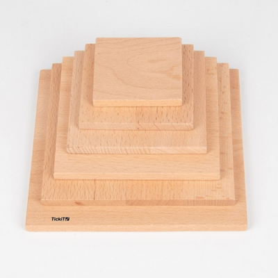Tábuas quadradas empilhadas de madeira clara com marca TickiT